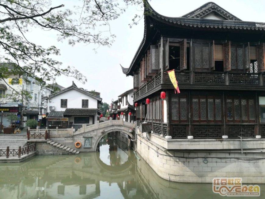 逃离黑白系房屋